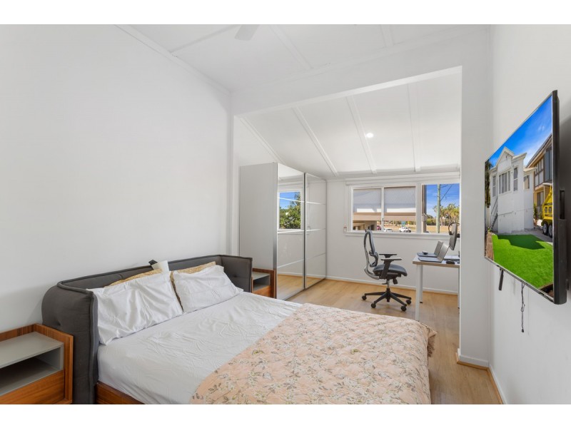 98 Hornibrook Esplanade, Clontarf QLD 4019