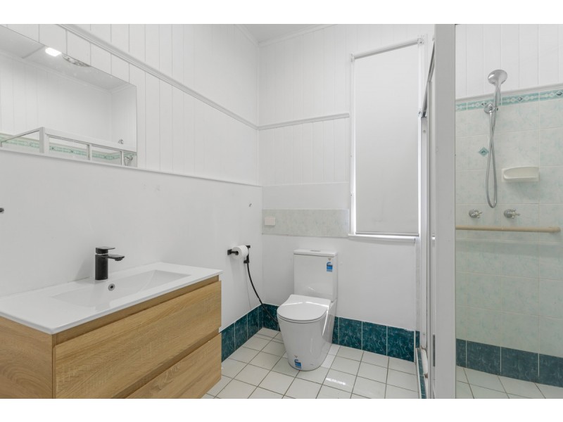 98 Hornibrook Esplanade, Clontarf QLD 4019