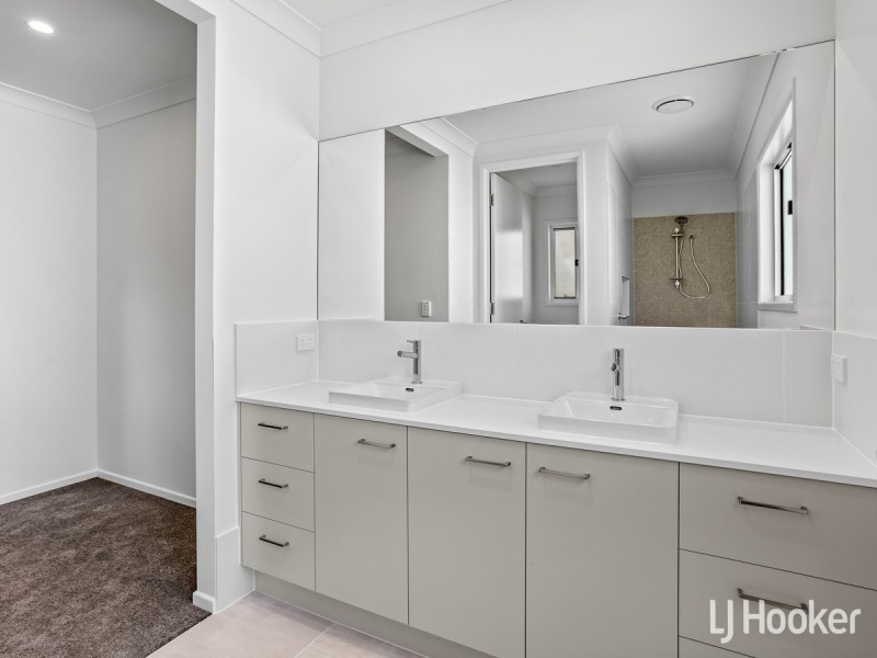 16 Robert Street, Clontarf QLD 4019