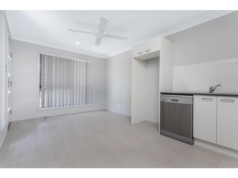 2/5 Woodlands Avenue, Petrie QLD 4502