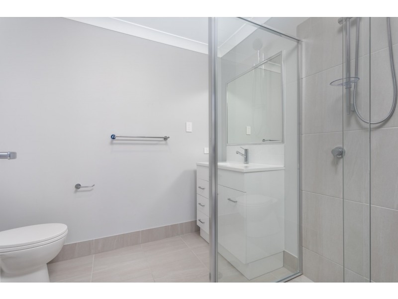 2/5 Woodlands Avenue, Petrie QLD 4502