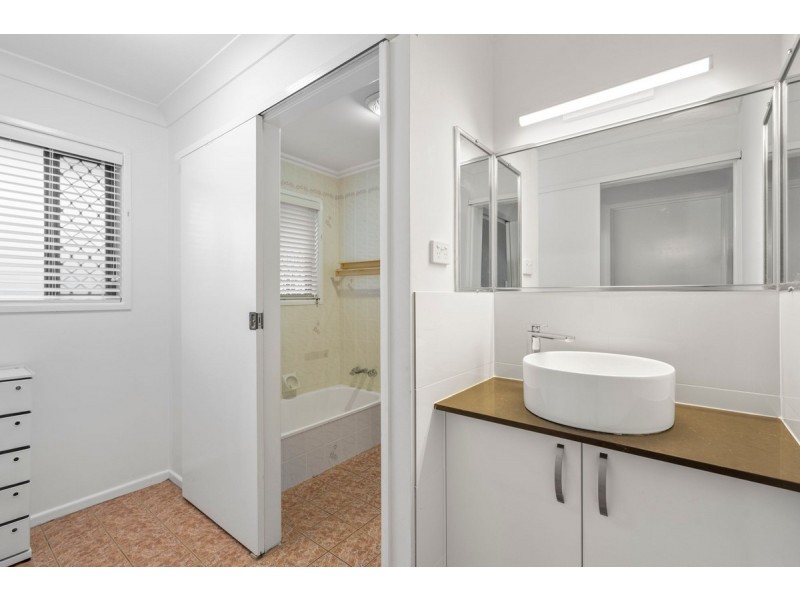 7 Beacon Crescent, Newport QLD 4020