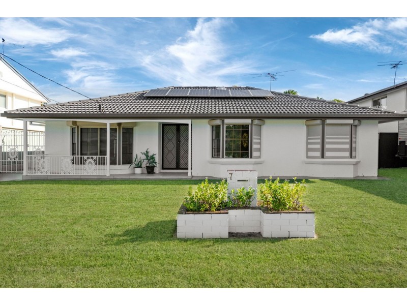 7 Beacon Crescent, Newport QLD 4020