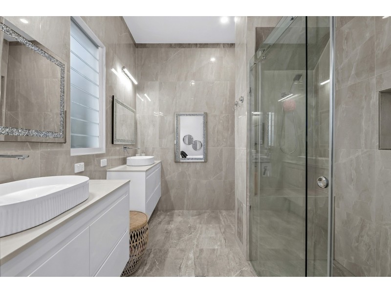 20 Landsborough Avenue, Scarborough QLD 4020