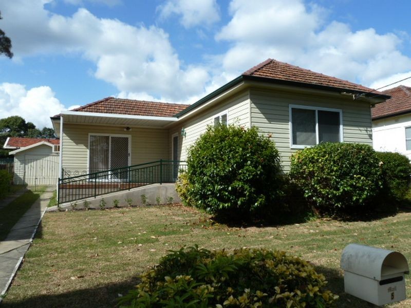 5 Greenlands Avenue, Peakhurst NSW 2210