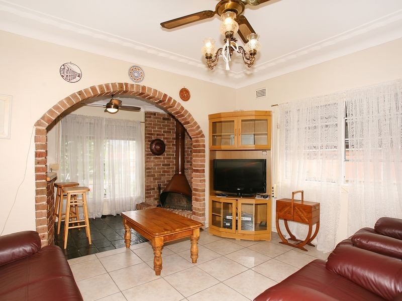 6 Boundary Road, Mortdale NSW 2223