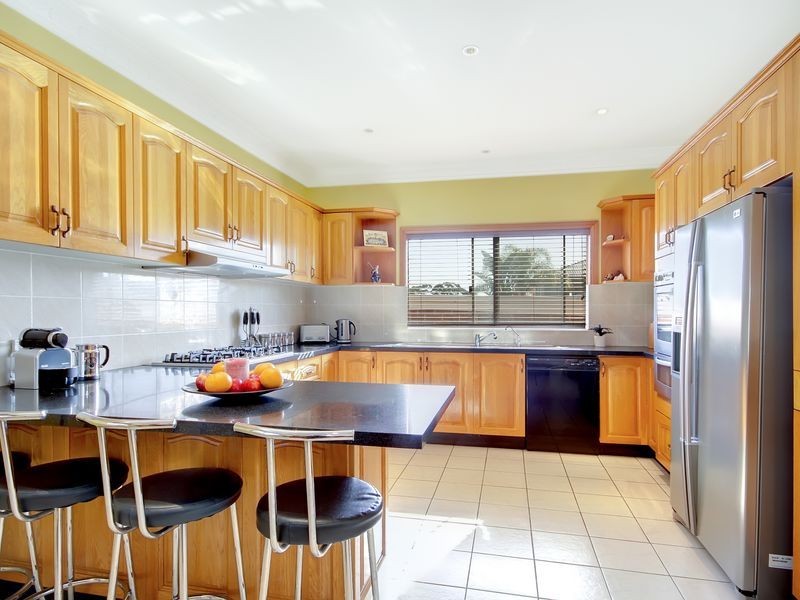 8 Meadowland Road, Peakhurst NSW 2210