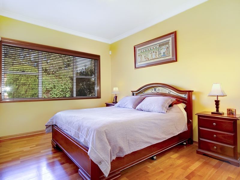 8 Meadowland Road, Peakhurst NSW 2210