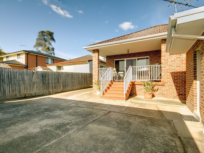 8 Meadowland Road, Peakhurst NSW 2210