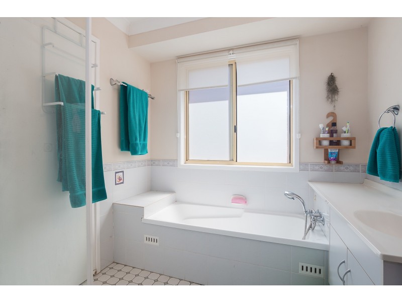 4 Columbia Close, Woodrising NSW 2284