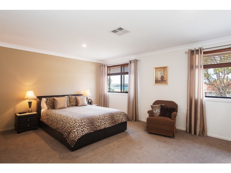 4 Exeter Street, Carey Bay NSW 2283