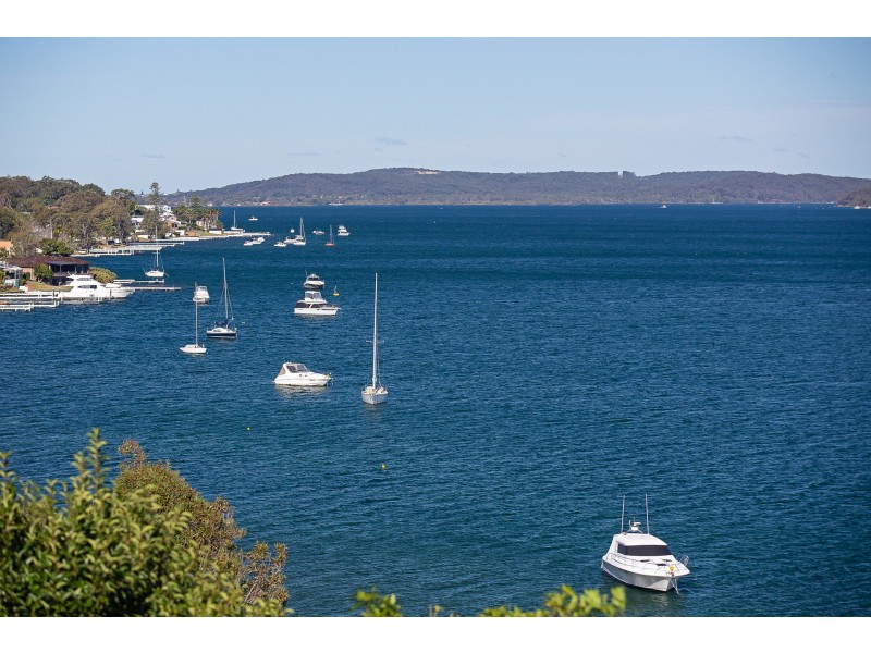 17 Coal Point Road, Coal Point NSW 2283