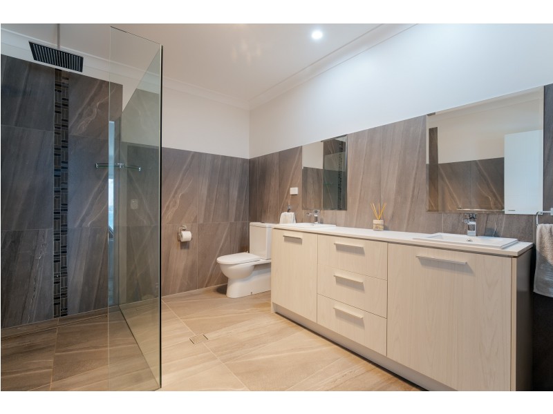 81 Sunlight Parade, Fishing Point NSW 2283