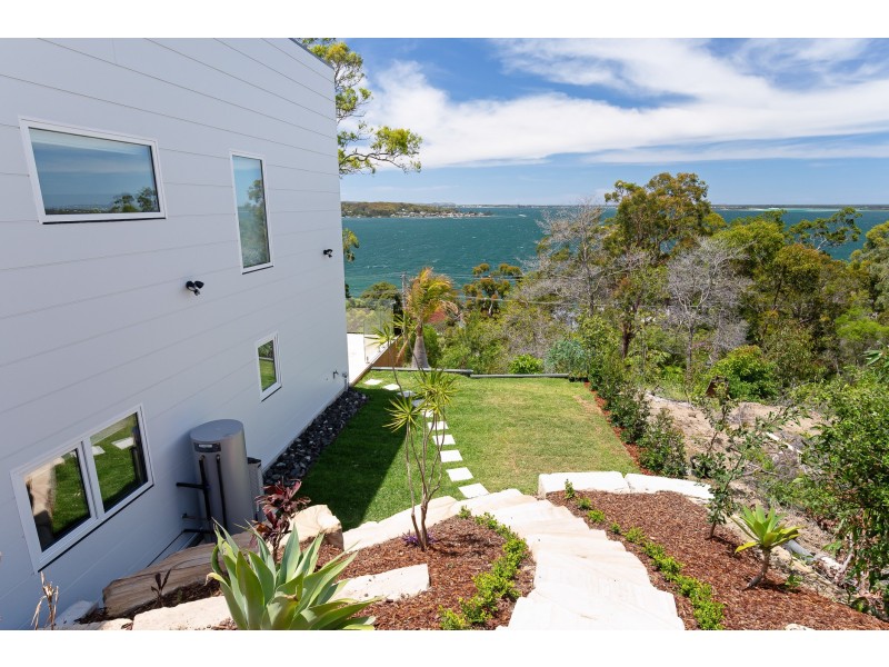 81 Sunlight Parade, Fishing Point NSW 2283