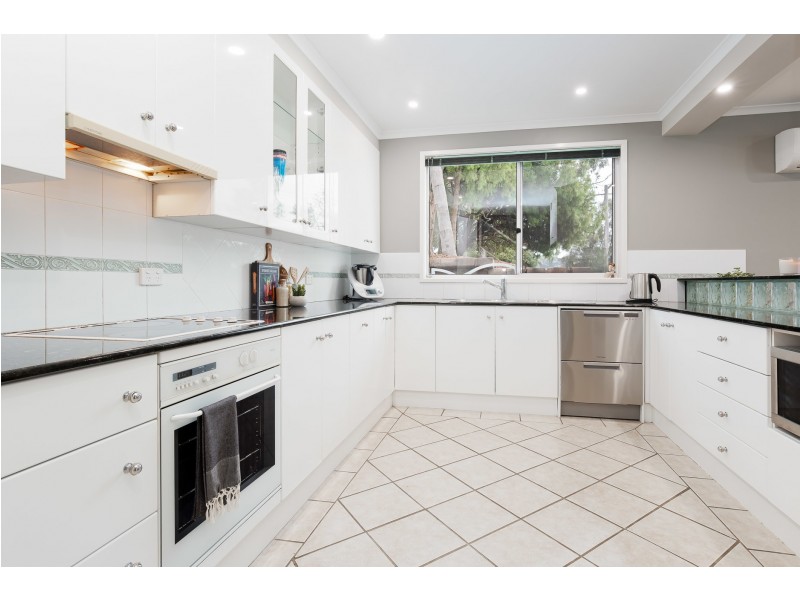 4 Yaringa Lane, Carey Bay NSW 2283