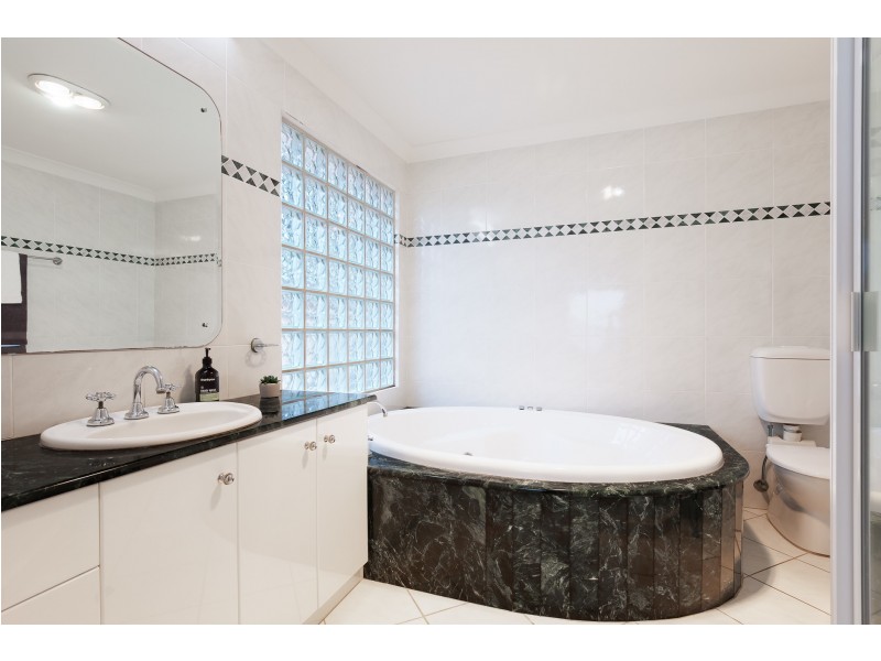 4 Yaringa Lane, Carey Bay NSW 2283