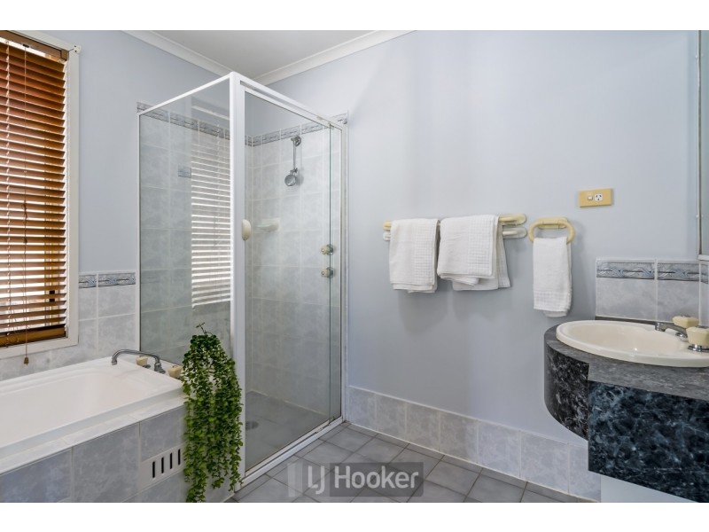 27 Bracken Close, Cameron Park NSW 2285