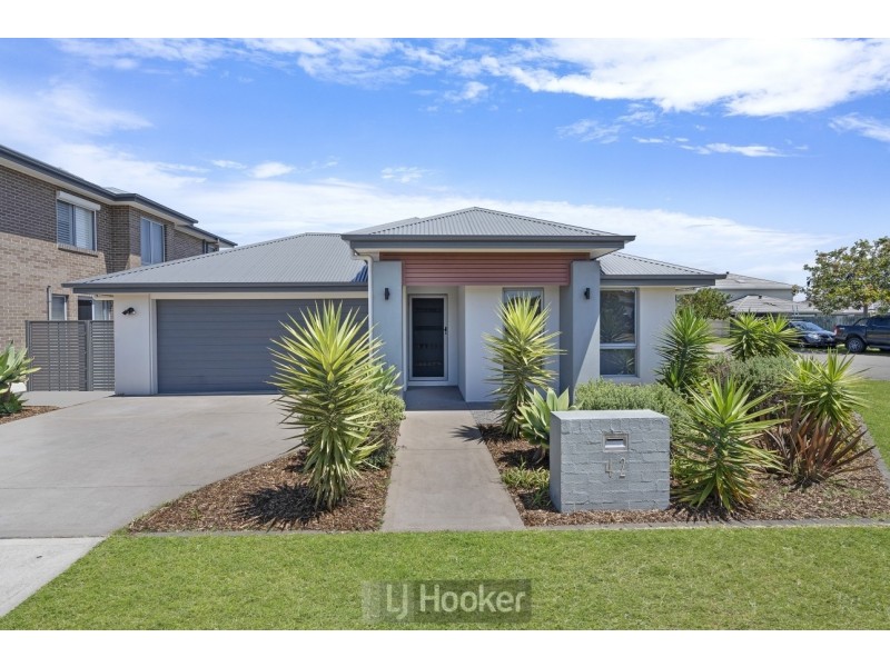 42 Seaside Boulevard, Fern Bay NSW 2295