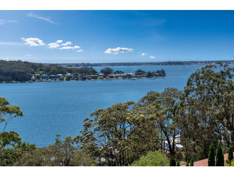 17 Ealing Crescent, Fishing Point NSW 2283