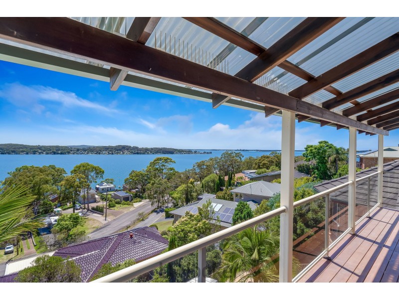 17 Ealing Crescent, Fishing Point NSW 2283