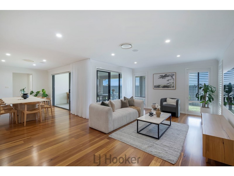 42 Ripon Way, Macquarie Hills NSW 2285