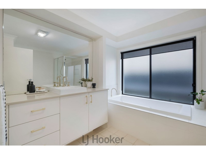 42 Ripon Way, Macquarie Hills NSW 2285