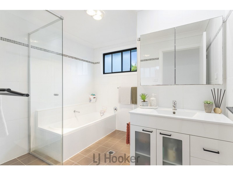 4 Fremantle Drive, Woodrising NSW 2284