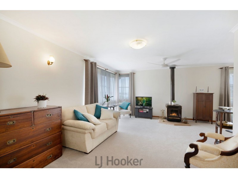 24 Sunlight Parade, Fishing Point NSW 2283