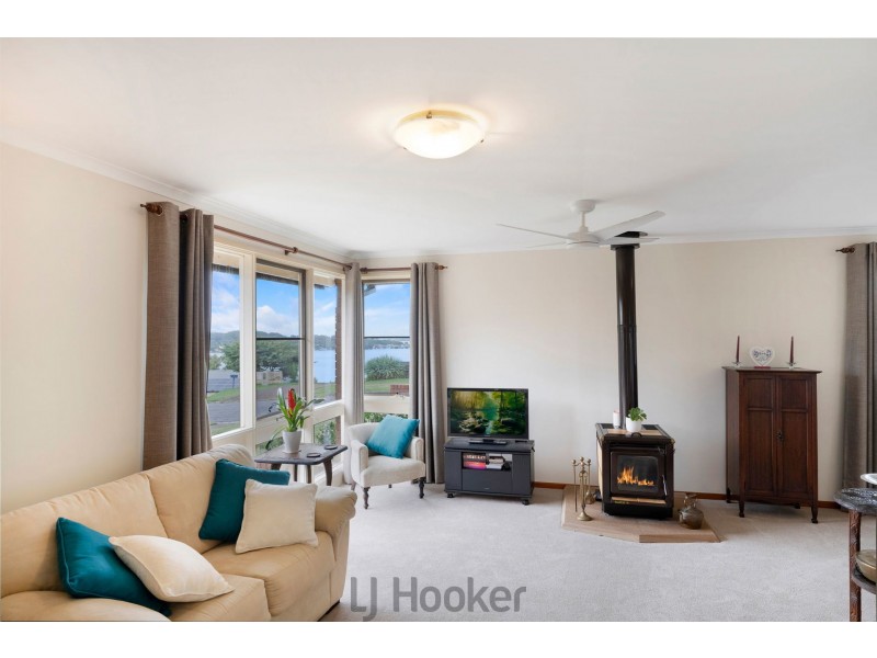 24 Sunlight Parade, Fishing Point NSW 2283