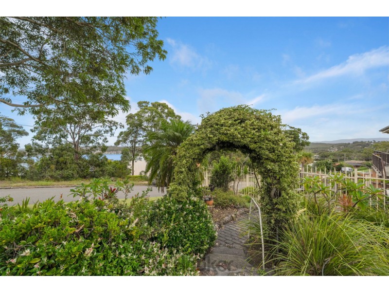 24 Sunlight Parade, Fishing Point NSW 2283