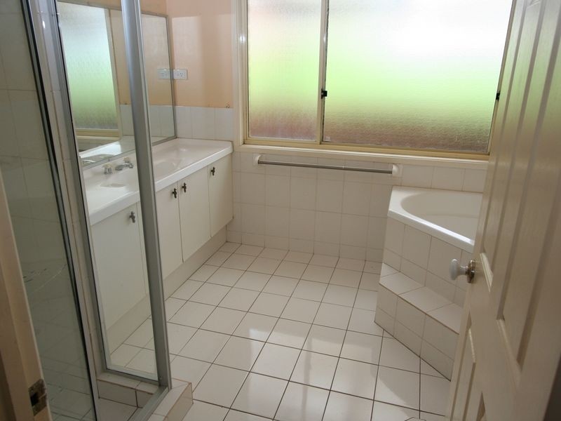 4 Azzura Close, Woodrising NSW 2284