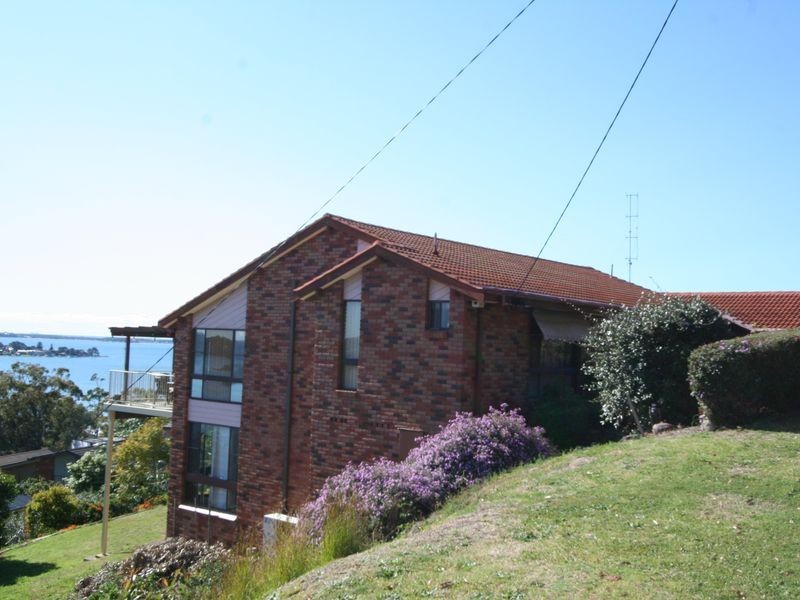 19 Ealing Crescent, Fishing Point NSW 2283