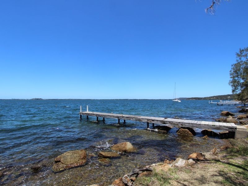227 Fishing Point Road, Fishing Point NSW 2283