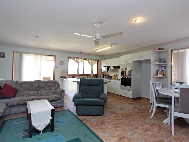 38 Middle Point Road, Bolton Point NSW 2283