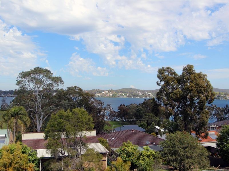 38 Middle Point Road, Bolton Point NSW 2283