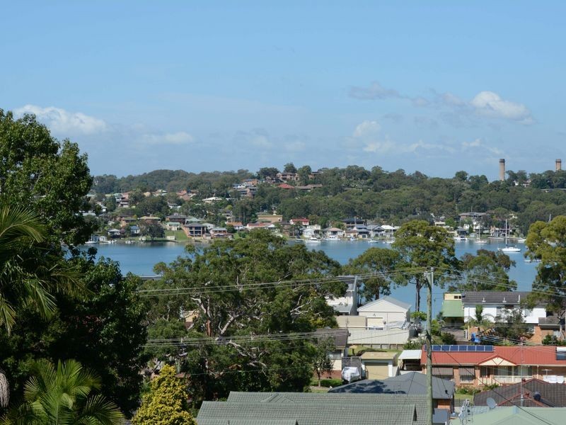 40 Somersham Avenue, Fishing Point NSW 2283