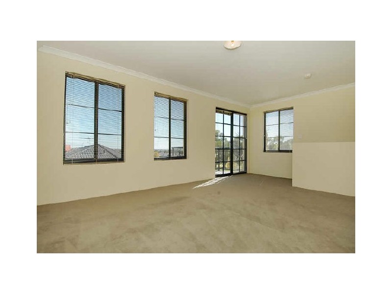 18 Chesterfield Ave, Hocking WA 6065