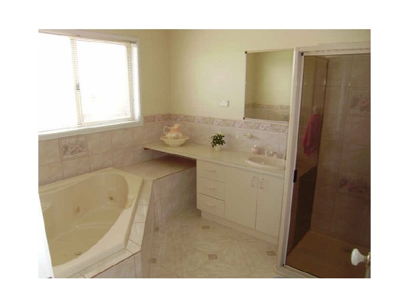 5 Proud Terrace, Flora Hill VIC 3550