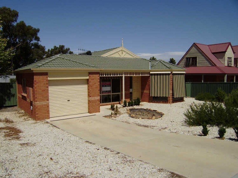8 Whipstick Road, Eaglehawk VIC 3556