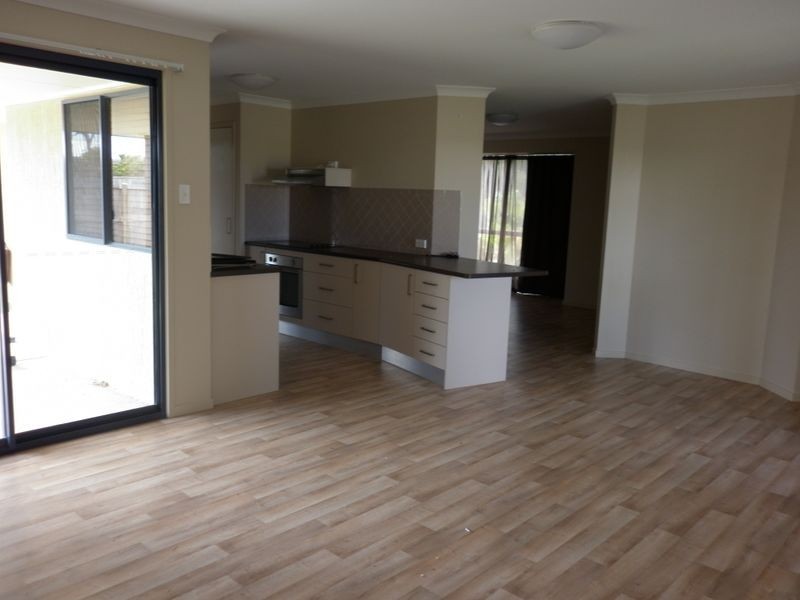 8 Creekside Esplanade, Cooloola Cove QLD 4580