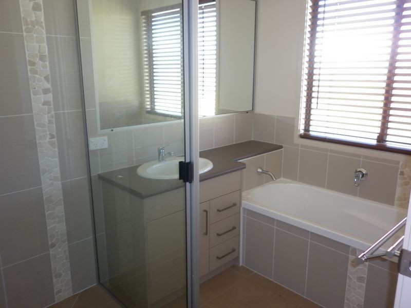 8 Creekside Esplanade, Cooloola Cove QLD 4580