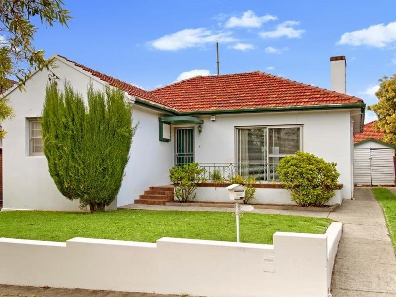 13 First Avenue, Rodd Point NSW 2046