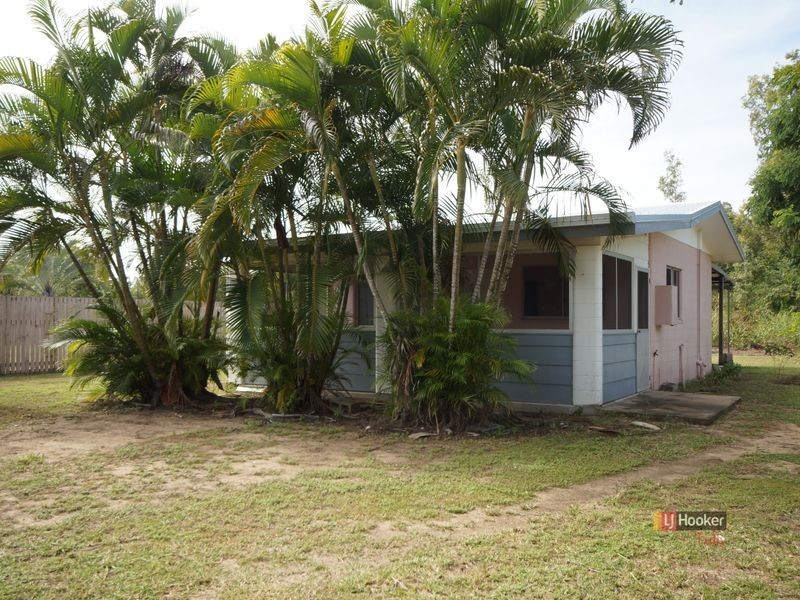 20 Muir Street, Tully Heads QLD 4854