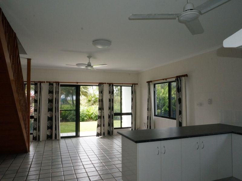 2/117 Taylor Street, Tully Heads QLD 4854