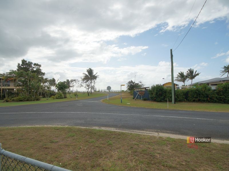 41 Taylor Street, Tully Heads QLD 4854