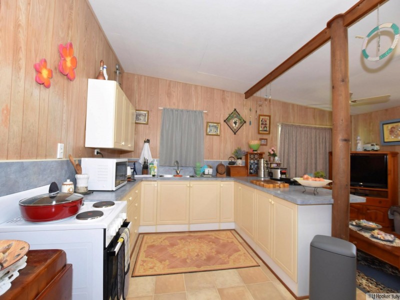 8 Grevillea Street, Tully Heads QLD 4854