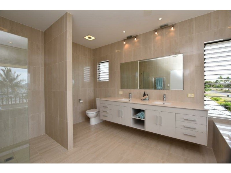 2/50 Kennedy Esplanade, South Mission Beach QLD 4852