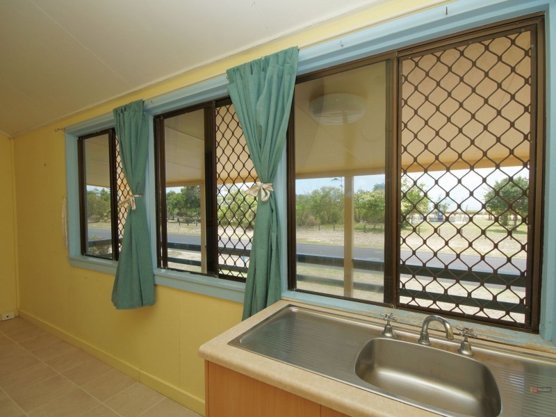 121 Taylor Street, Tully Heads QLD 4854