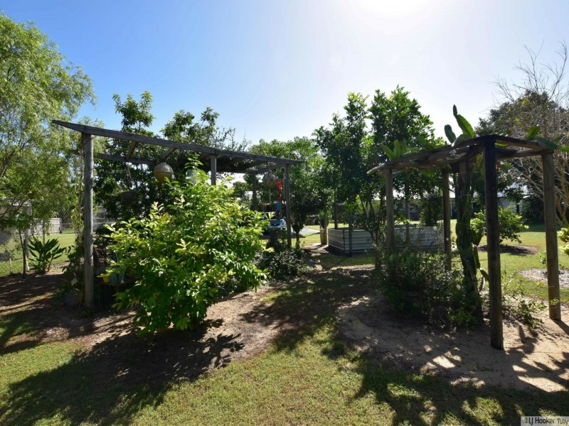 16 Muir Street, Tully Heads QLD 4854