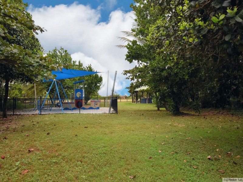 121 Taylor Street, Tully Heads QLD 4854